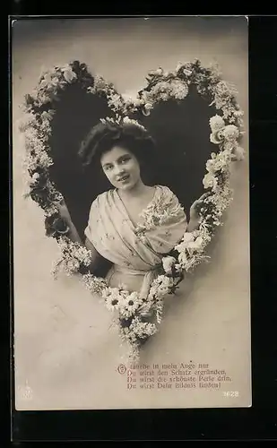 AK Dame mit hübschem Lächeln in einem Blumenherz, O tauche in mein Auge nur Du wirst den Schatz ergründen...