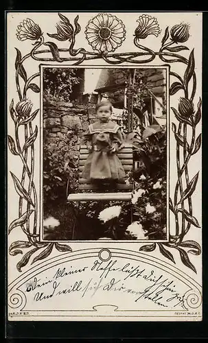 Foto-AK Kleines Mädchen auf einem Stuhl stehend, Blumenmotiv