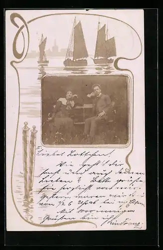 Foto-AK Paar auf einer Bank sitzend, Kopf auf die Hand stützend, Segelboote