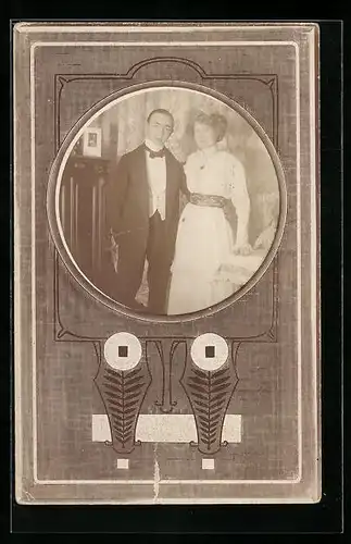 Foto-AK Ehepaar im hübschen Gewand, künstlerisches Motiv