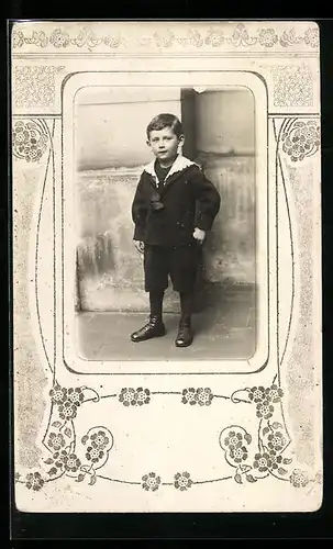 AK Kleiner Junge im feinen Aufzug, künstleriches Blütenmotiv