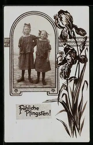 Foto-AK Pfingstgrüsse, Zwei Schwestern im gepunkteten Kleid, Passepartout mit Blumenmotiv