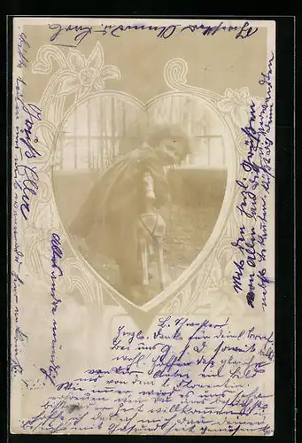 Foto-AK Kleines Mädchen spielt mit einem Schaukelpferd, Passepartout in Herzform