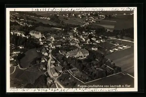 AK Lautrach a. Iller, Teilansicht mit Strassenpartie, Fliegeraufnahme
