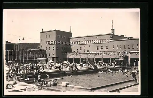 Foto-AK Mödling, Schwimmbad mit Besuchern