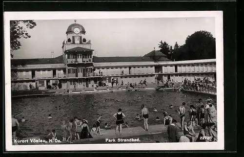 AK Vöslau, Park Strandbad mit Besuchern