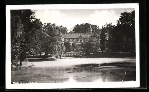 AK Berlin-Britz, Schloss, vom Wasser gesehen