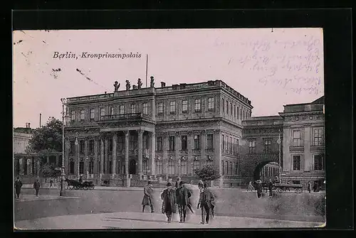 AK Berlin, Kronprinzenpalais mit Passanten