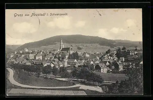 AK Neustadt i. Schwarzwald, Ortsansicht mit Blick auf Berg
