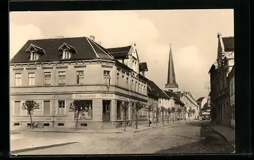 AK Sandersleben /Kr. Hettstedt, Friedensstrasse mit Kirche