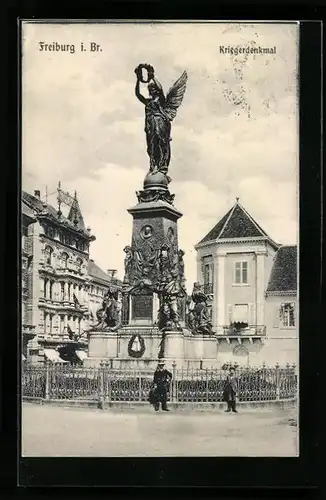 AK Freiburg i. Br., Kriegerdenkmal mit Passanten