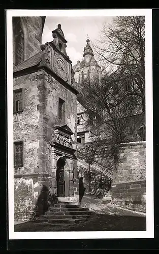 AK Marburg an der Lahn, Strassenpartie mit Blick zum Schloss