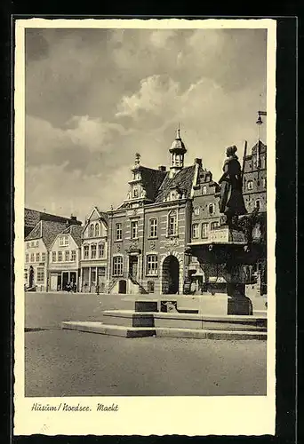 AK Husum /Nordsee, Marktplatz mit Brunnen und Häusern