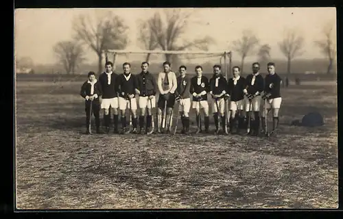 Foto-AK Feld-Hockey Klub in Trikots auf dme Fussballfeld