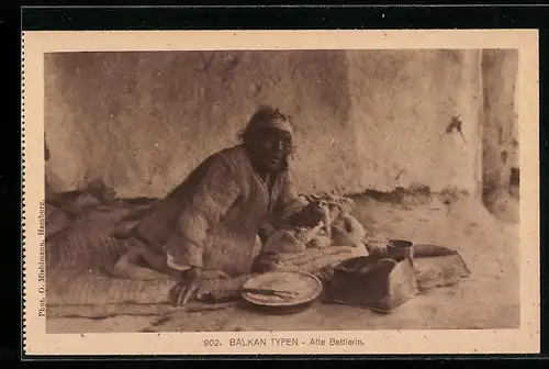AK Alte Bettlerin mit ihrem Hab und Gut, Balkan Typen