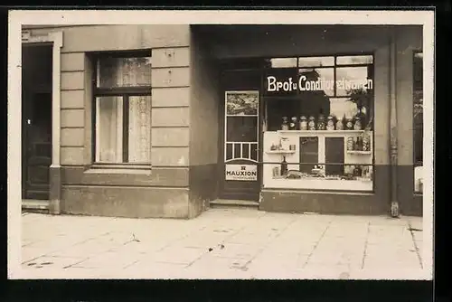 Foto-AK Geschäft Brot und Conditoreiwaren mit Reklame Emailleschild Mauxion Schokolade