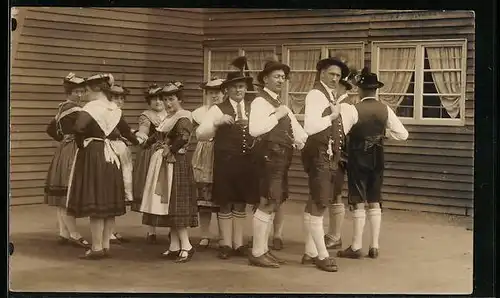 Foto-AK Volkstanzgruppe vor einem Holzhaus