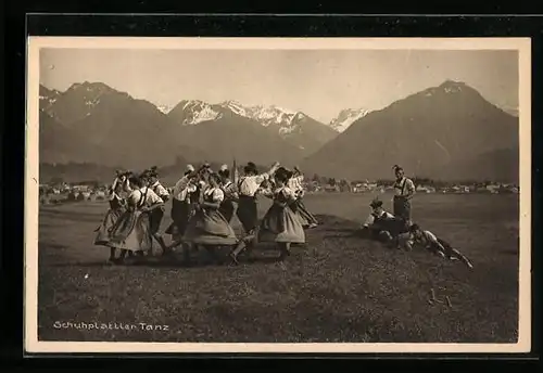 AK Oberstdorf /Allg., Volkstanzgruppe beim Schuhplattler-Tanz