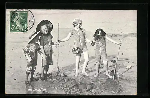 AK Fröhliche Kinder in Bademode am Strand