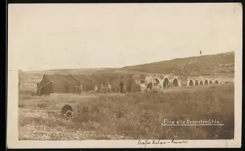 Fotografie unbekannter Fotograf, Ansicht Samaria, Zeltlager neben einer alten Orientmühle