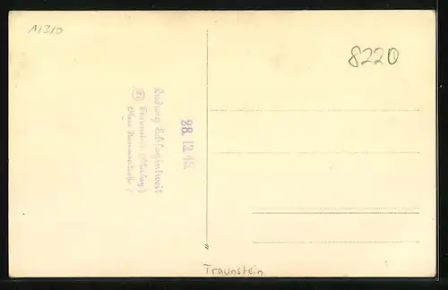 AK Traunstein, Wohnhaus mit Spielplatz im Winterkleid