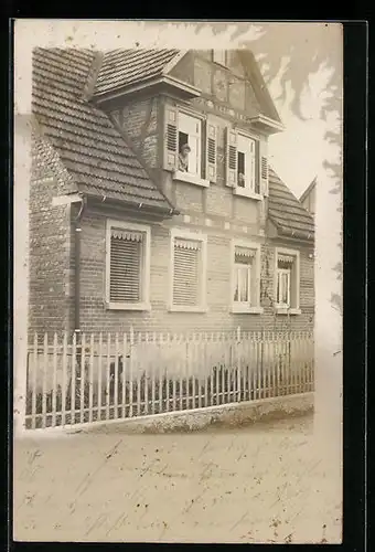 Foto-AK Eislingen /Fils, Bewohner schauen aus ihrem Haus