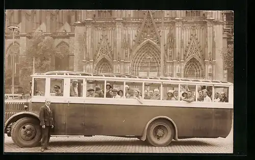 AK Autobus vor einer Kathedrale