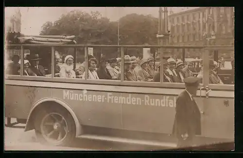 AK Münchner-Fremden-Rundfahrt, Autobus mit Touristen