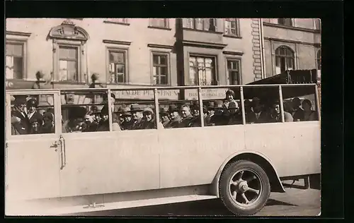 AK Müchner Fremden-Rundfahrten, Autobus mit Touristen