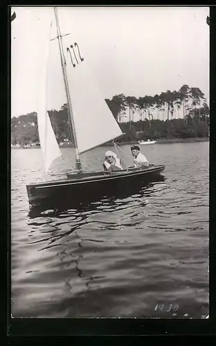 AK Mann und Frau in einer Jolle, Segelsport