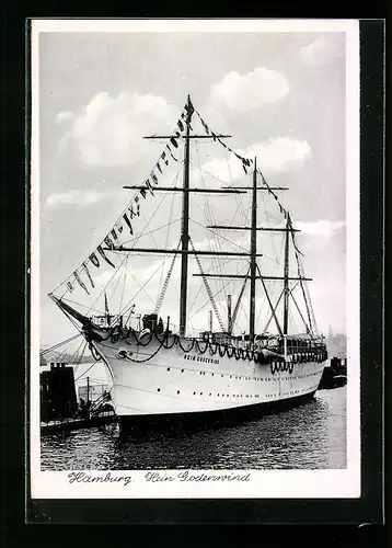 AK Hamburg, Als Jugendherberge umgebautes Segelschiff Hein Godenwind in Flaggengala