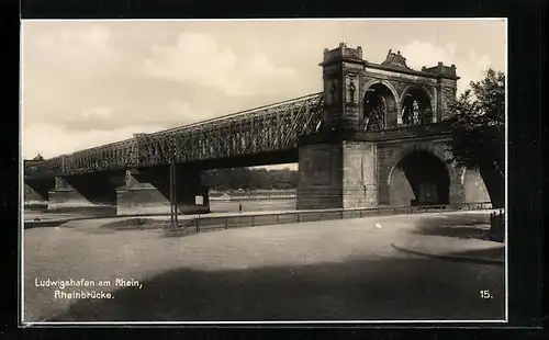 AK Ludwigshafen am Rhein, Strassen- und Flusspartie mit Rheinbrücke