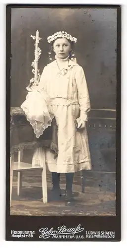 Fotografie Gebr. Strauss, Heidelberg, junges Mädchen im Kommuniosnkleid mit Kerze und Kopfschmuck