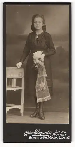 Fotografie Elegant, Berlin, Portrait junges Mädchen Klara im dunklen Kleid zur Kommunion, 1920
