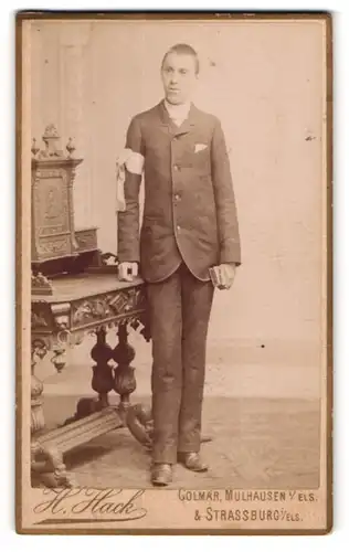 Fotografie H. Hack, Colmar, junger Mann Jospeh im Anzug mit Armband
