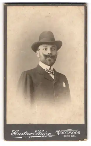 Fotografie Gustav Hain, Todtmoos, Herr im Anzug mit Hut und Moustache