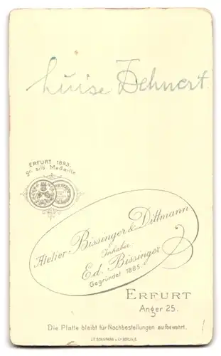 Fotografie E. Bissingen, Erfurt, Luise Dehnert im weissen Kleid mit Locken und Halskette