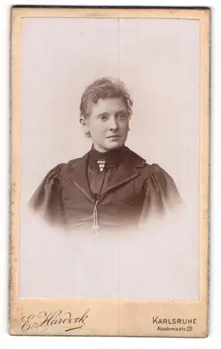 Fotografie E. Hardock, Karlsruhe, junge Frau K. Rohner im dunklen Kleid