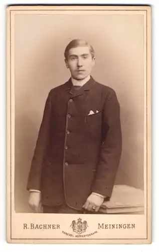 Fotografie R. Bachner, Meiningen, Herr Max Willich im Anzug