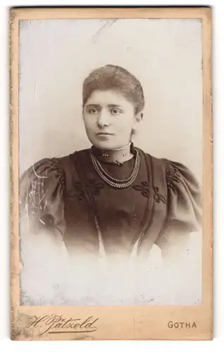 Fotografie H. Pätzold, Gotha, junge Frau Luise Brendel im Kleid mit Halskette