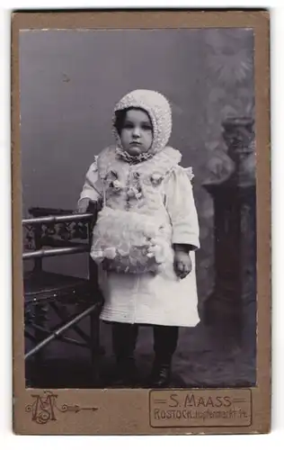 Fotografie S. Maass, Rostock, kleines Mädchen im weissen Winterkleid mit Haube und Handtasche
