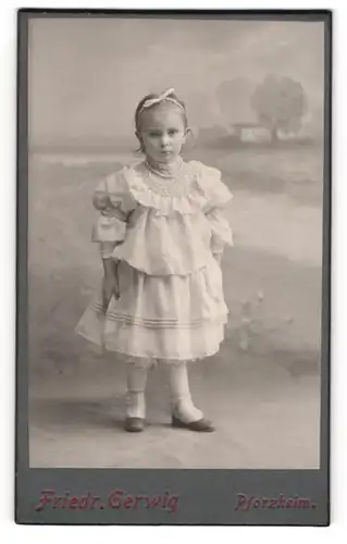 Fotografie Friedr. Gerwig, Pforzheim, kleines Mädchen im weissen Kleid mit Haarschleife