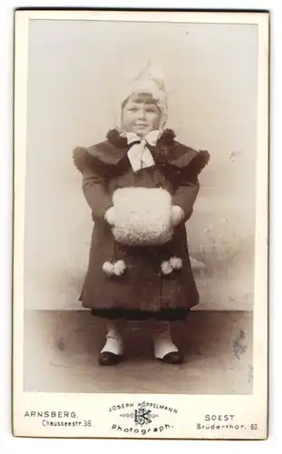 Fotografie Joseph Köppelmann, Arnsberg, kleines Mädchen im Wintermantel mit Muff und Mütze