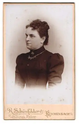 Fotografie R. Schönfelder, Reichenbach i. V., junge Frau Clara im dunklen Kleid mit Halskette
