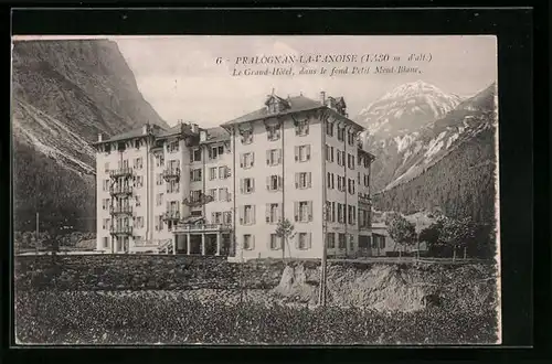 AK Pralognan-la-Vanoise, Le Grand-Hôtel dans le fond Petit Mont-Blanc