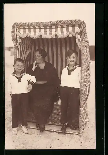 Foto-AK Frau im Strandkorb mit zwei Jungen