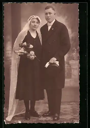 Foto-AK Brautpaar mit Blumenstrauss bei seiner Hochzeit