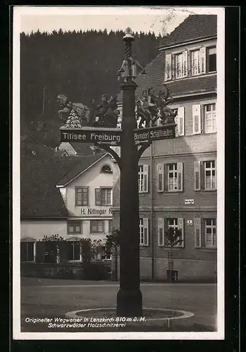 AK Lenzkirch, Wegweiser Titisee Freiburg & Bonndorf Schaffhausen, Schwarzwälder Holzschnitzerei