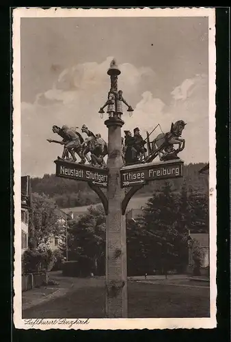 AK Lenzkirch /Bad. Hochschwarzwald, Wegweiser Neustadt Stuttgart & Titisee Freiburg, Schwarzwälder Holzschnitzerei