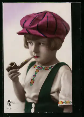 AK Kleiner Junge mit einer Tabakspfeife